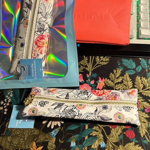 Mini Pen Pouch - new w/tag - artists loft - Picture 5 of 7